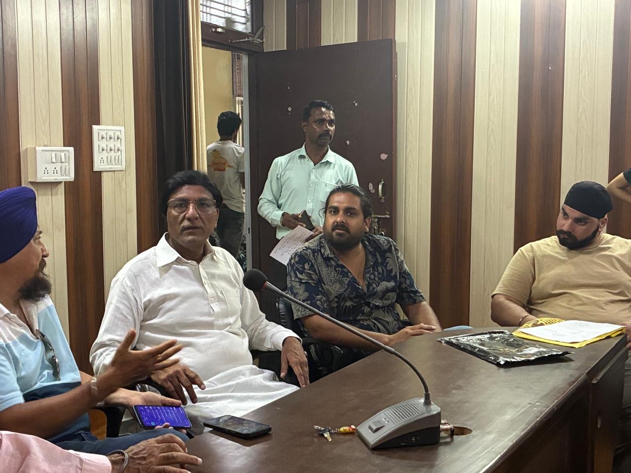 विकास कार्यों एवं सडक निर्माण हेतु ज्ञापन प्रस्तुत