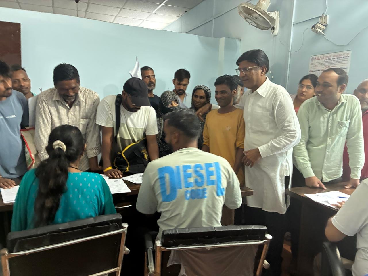 गढ़वाल आयुक्त को जनहित मांग पत्र/ज्ञापन सौंपते हुए
